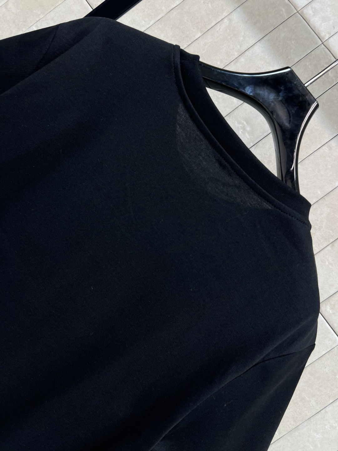 L家 25早秋新款 猫猫印花短袖T恤 大气经典 简洁的设计却富有亮点 非常百搭 胸前超级萌的猫猫🐱图案 