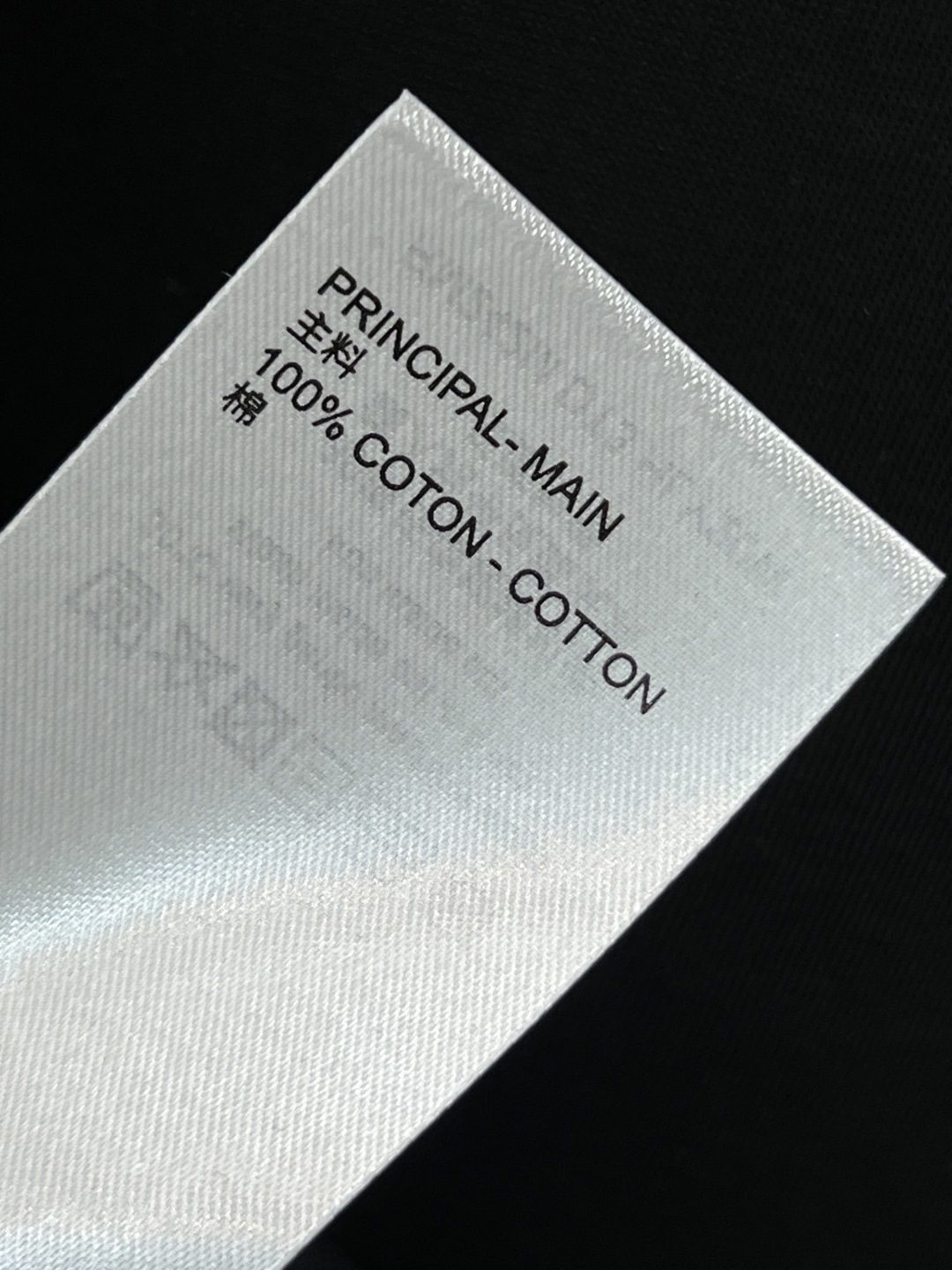 L家 25早秋新款 猫猫印花短袖T恤 大气经典 简洁的设计却富有亮点 非常百搭 胸前超级萌的猫猫🐱图案 