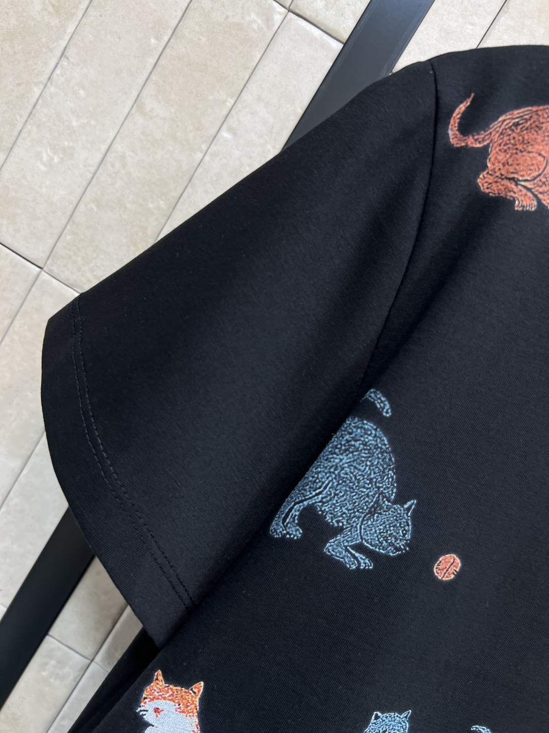 L家 25早秋新款 猫猫印花短袖T恤 大气经典 简洁的设计却富有亮点 非常百搭 胸前超级萌的猫猫🐱图案 