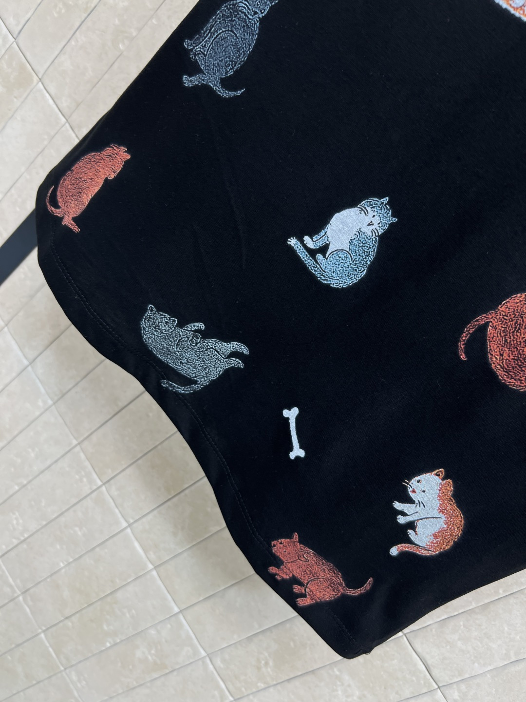 L家 25早秋新款 猫猫印花短袖T恤 大气经典 简洁的设计却富有亮点 非常百搭 胸前超级萌的猫猫🐱图案 