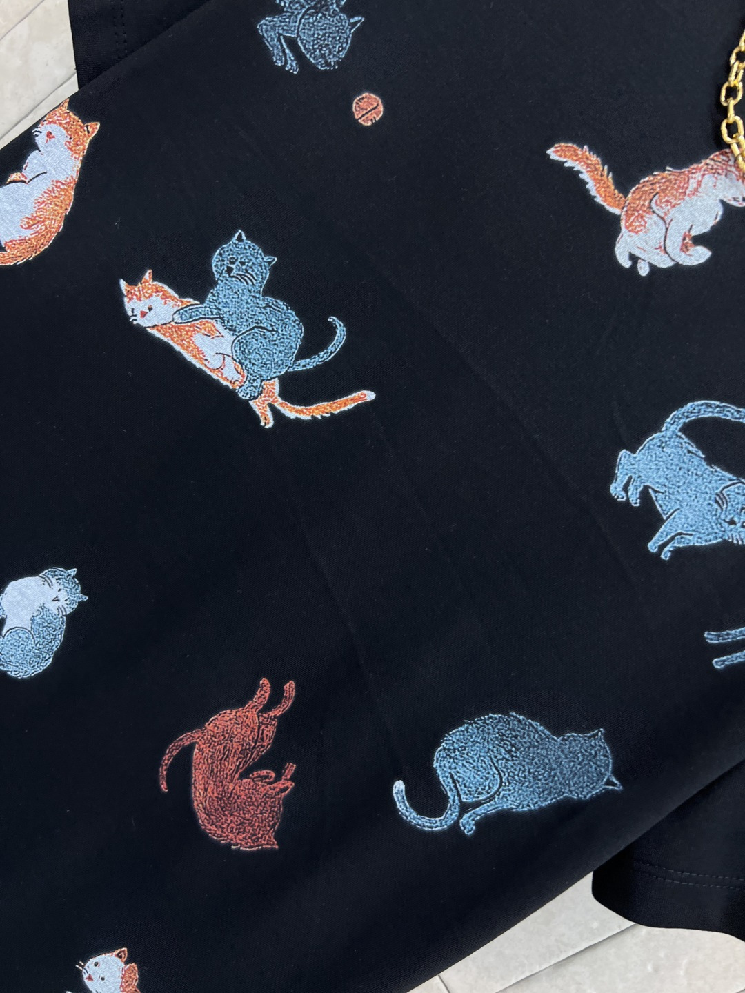 L家 25早秋新款 猫猫印花短袖T恤 大气经典 简洁的设计却富有亮点 非常百搭 胸前超级萌的猫猫🐱图案 