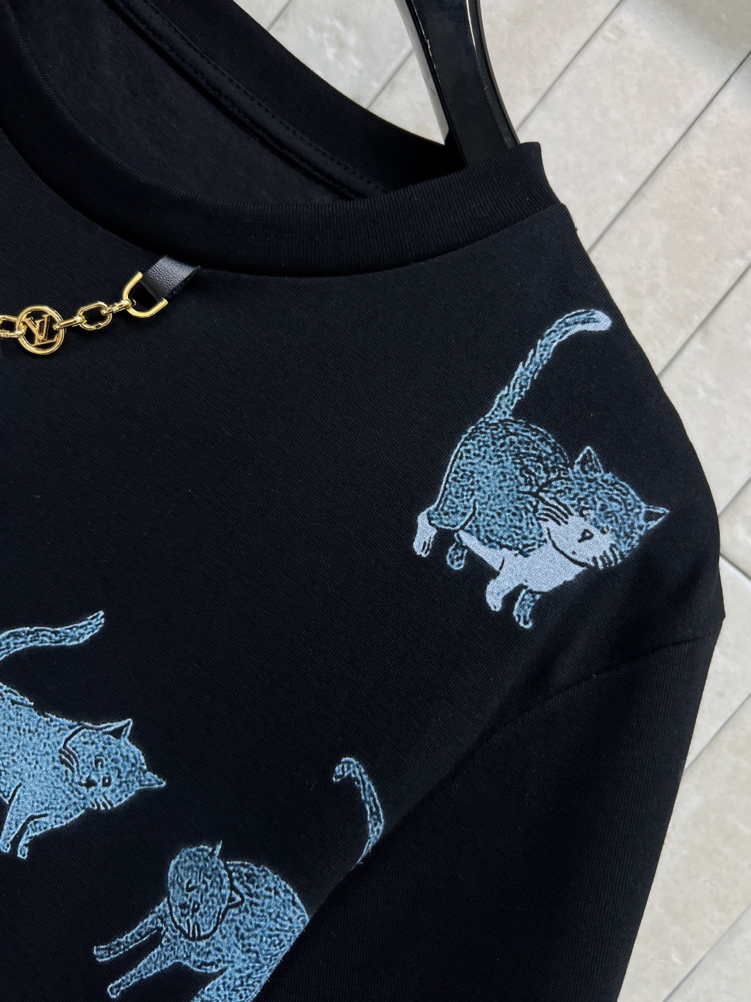 L家 25早秋新款 猫猫印花短袖T恤 大气经典 简洁的设计却富有亮点 非常百搭 胸前超级萌的猫猫🐱图案 