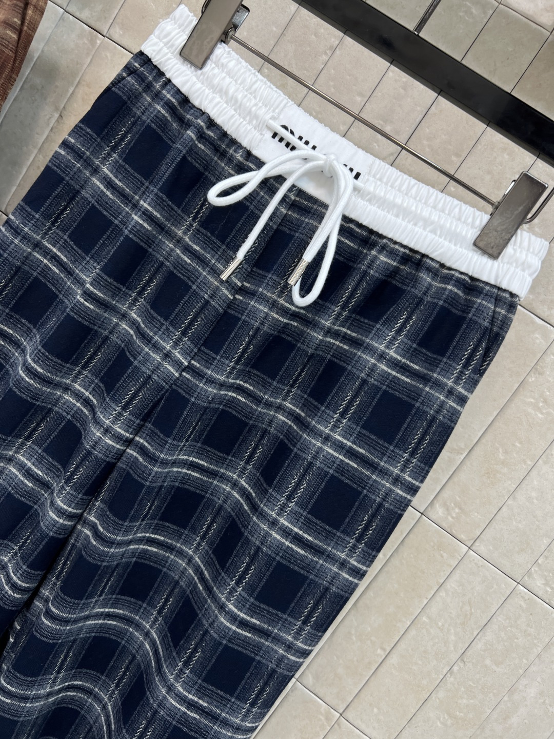 MIu家 25秋冬新款 格纹褶皱休闲裤 直筒撞色高腰设计 显瘦又藏肉 裤脚褶皱设计 酷女孩必收款 炫酷休