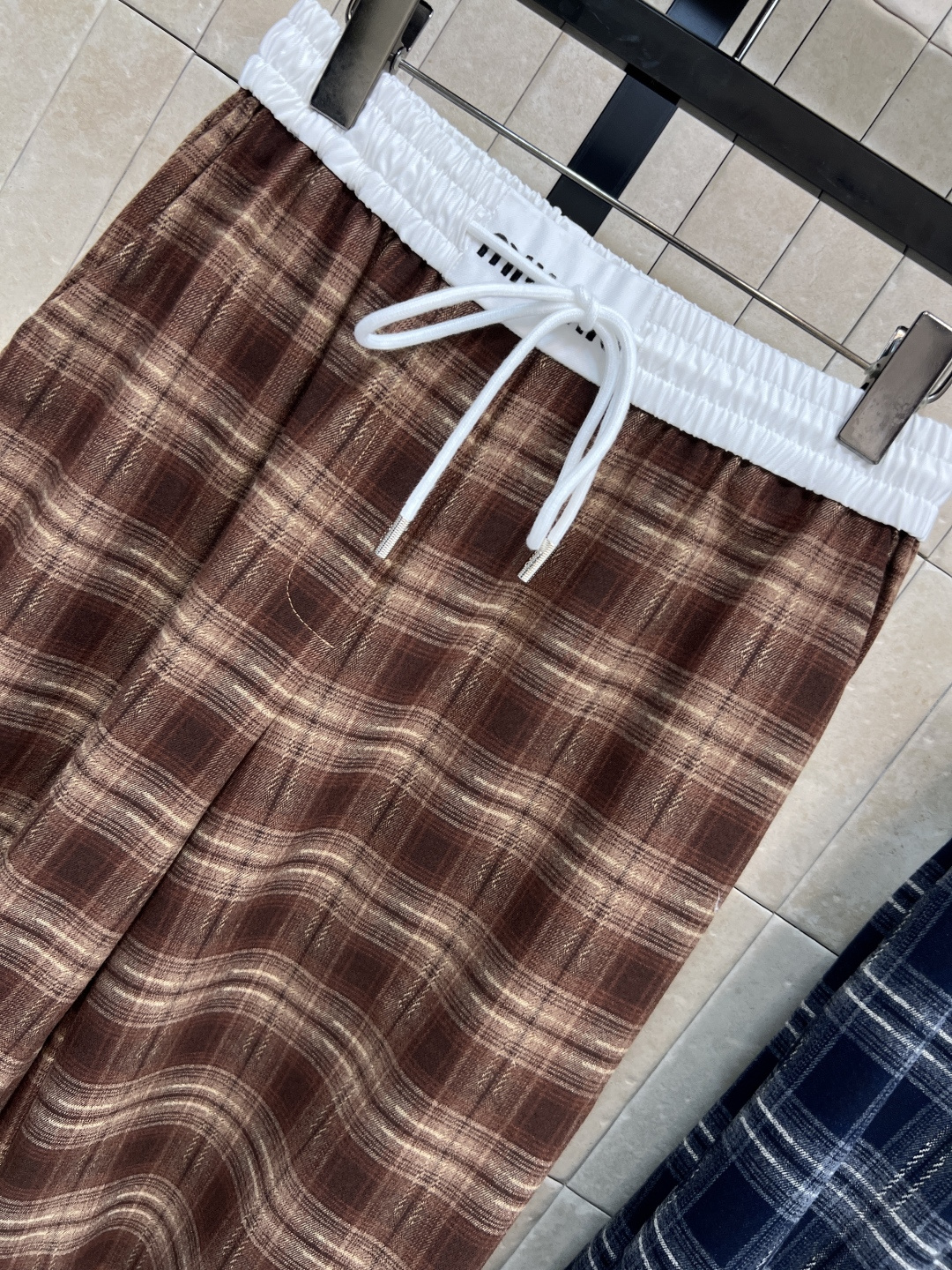 MIu家 25秋冬新款 格纹褶皱休闲裤 直筒撞色高腰设计 显瘦又藏肉 裤脚褶皱设计 酷女孩必收款 炫酷休