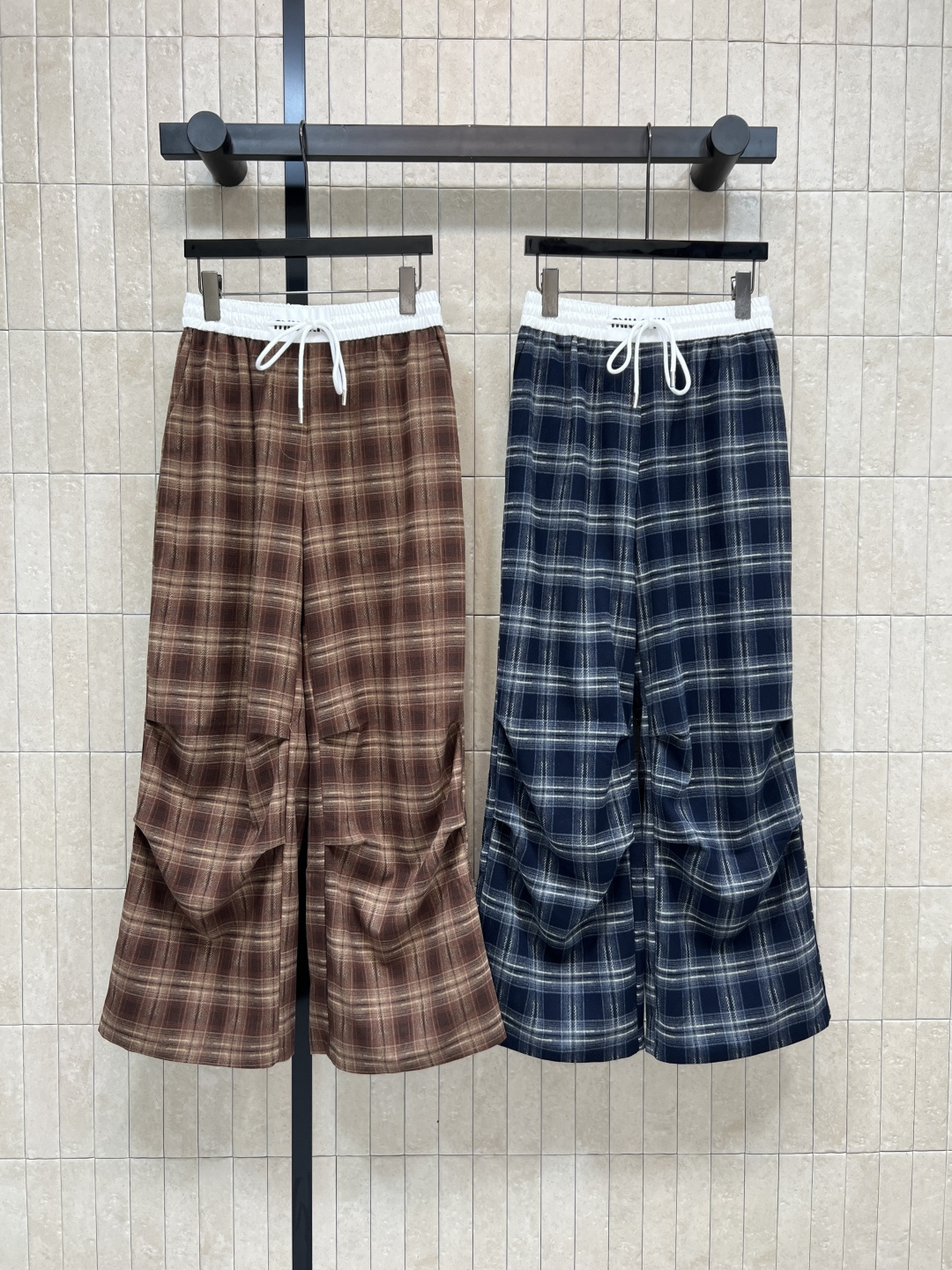 NO:499400,MIu Home 25 autumn and winter new style plaid pleated casual pants straight contrasting color high waist design slimming and hiding flesh trousers pleated design Cool girls must receive Cool casual style Classic retro plaid fabric The upper body is very recognizable two colors and three codes Size/S-M-L,,miumiu,alexander wang19860909MIu家 25秋冬新款 格纹褶皱休闲裤 直筒撞色高腰设计 显瘦又藏肉 裤脚褶皱设计 酷女孩必收款 炫酷休闲风 经典复古格纹面料 上身很有辨识度两色三码 Size/S-M-L,,miumiu,alexander wang,Women's clothing
