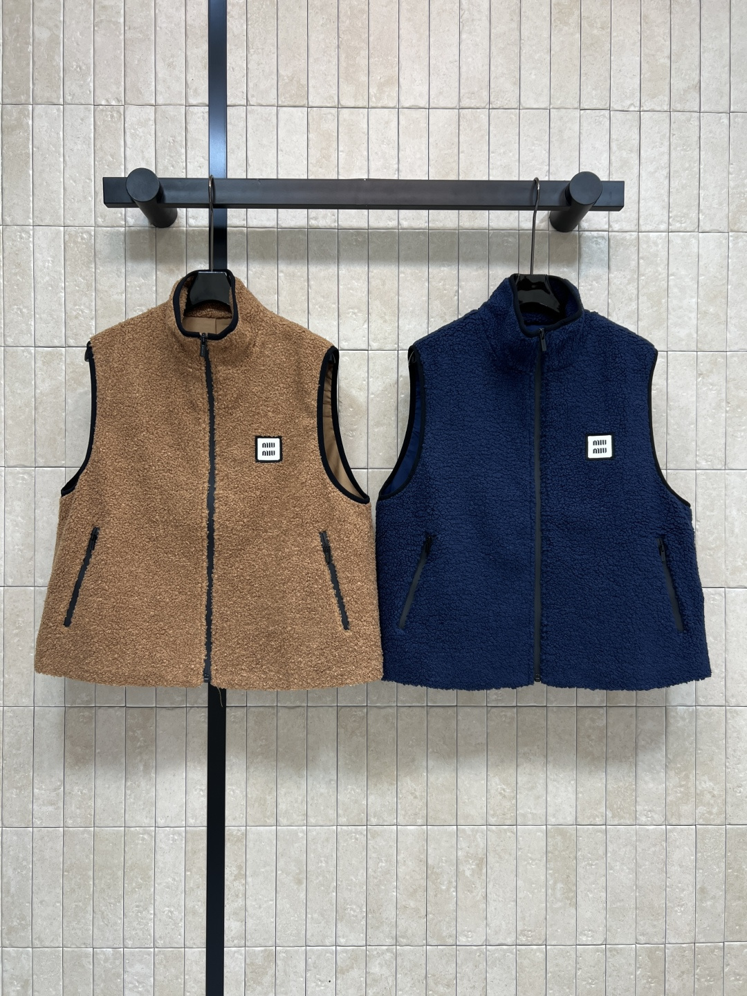 NO:499407,MIu Home 25 autumn and winter new style, fleece zipper vest jacket, fashionable style, small stand-alone sleeveless vest vest, handsome, fashionable and stylish, customized granular fabric, thick texture, warm, zipper sleeveless H-style, fashionable and high-end, white and rich, must-have, handsome items that can be sweet and salty! Highly recommended, two-color three-code Size/S-M-L,,miumiu, jackets & coats,alexander wang19860909MIu家 25秋冬新款 摇粒绒拉链马甲外套 造型时髦的单品搭配 小立领无袖背心马甲 上身帅气又时髦有型 定制颗粒毛面料 质感厚实保暖 拉链无袖H版型时髦又高级 白富美必入 可甜可盐的帅气单品!强烈推荐 两色三码Size/S-M-L,,miumiu,jackets & coats,alexander wang,Women's clothing