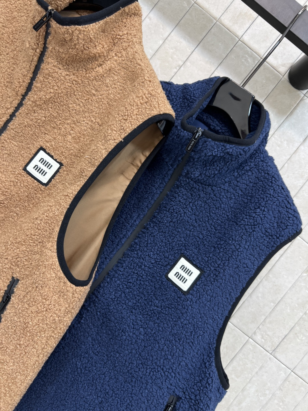 MIu家 25秋冬新款 摇粒绒拉链马甲外套 造型时髦的单品搭配 小立领无袖背心马甲 上身帅气又时髦有型 