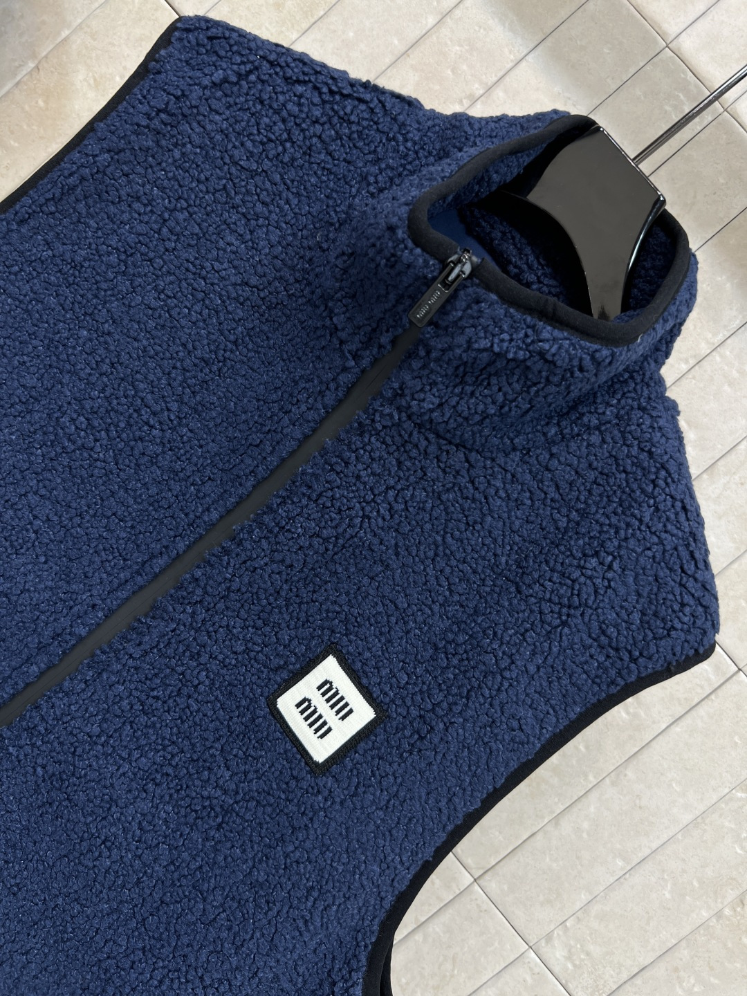 MIu家 25秋冬新款 摇粒绒拉链马甲外套 造型时髦的单品搭配 小立领无袖背心马甲 上身帅气又时髦有型 