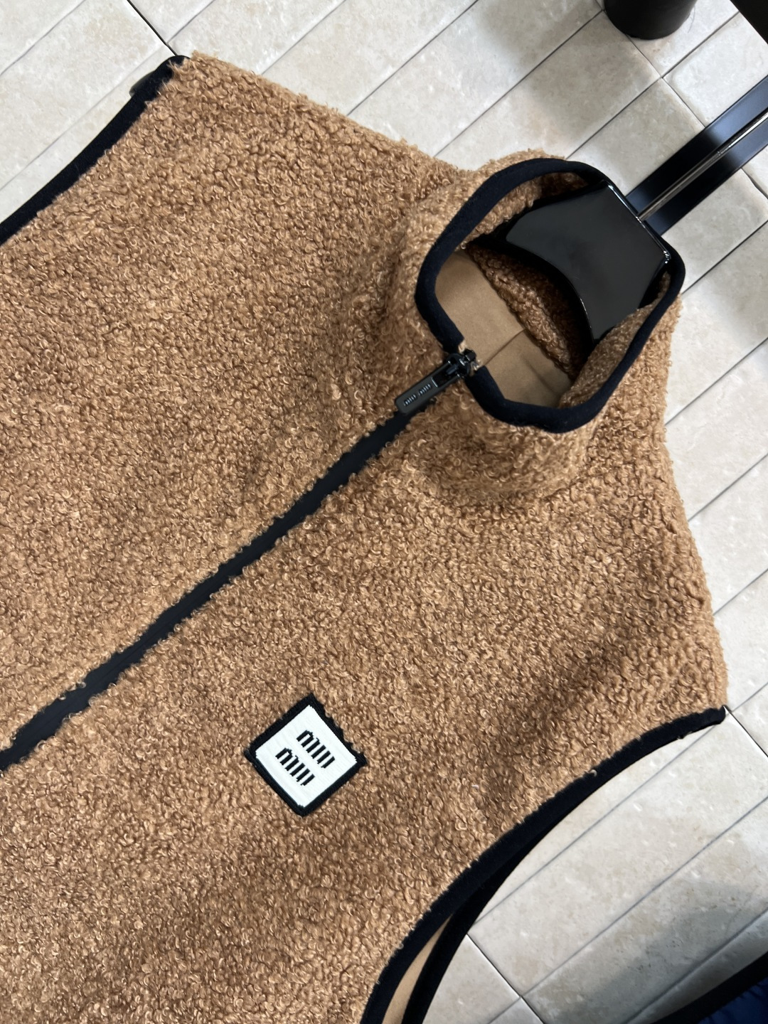 MIu家 25秋冬新款 摇粒绒拉链马甲外套 造型时髦的单品搭配 小立领无袖背心马甲 上身帅气又时髦有型 