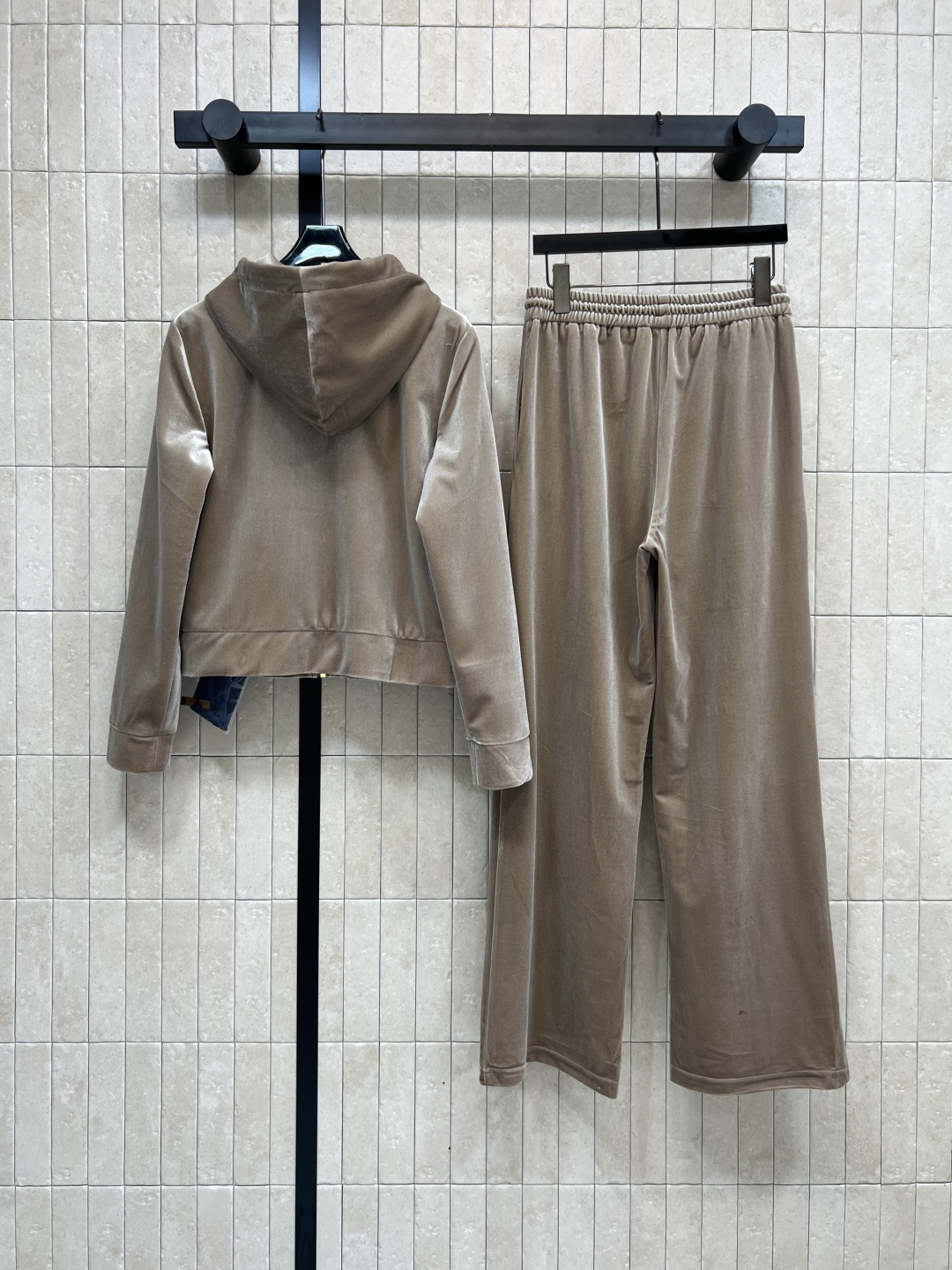 L家 25秋冬新款 徽标连帽丝绒套装 日常休闲运动套装 连帽拉链外套+松紧腰阔腿长裤 一套搭配休闲慵懒超
