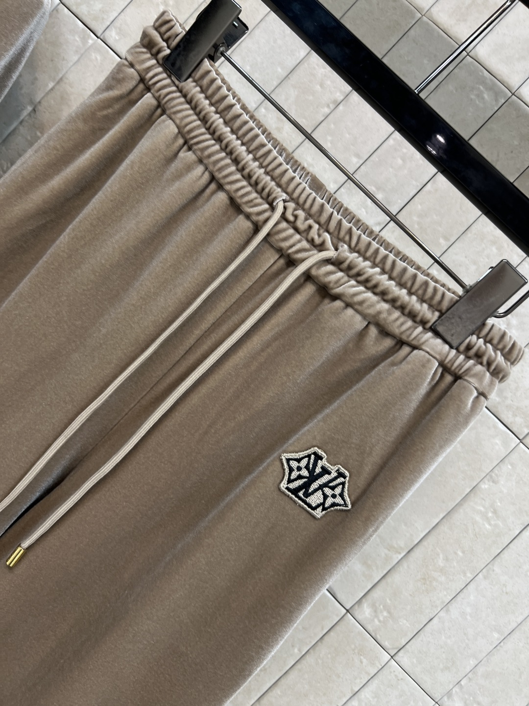 L家 25秋冬新款 徽标连帽丝绒套装 日常休闲运动套装 连帽拉链外套+松紧腰阔腿长裤 一套搭配休闲慵懒超