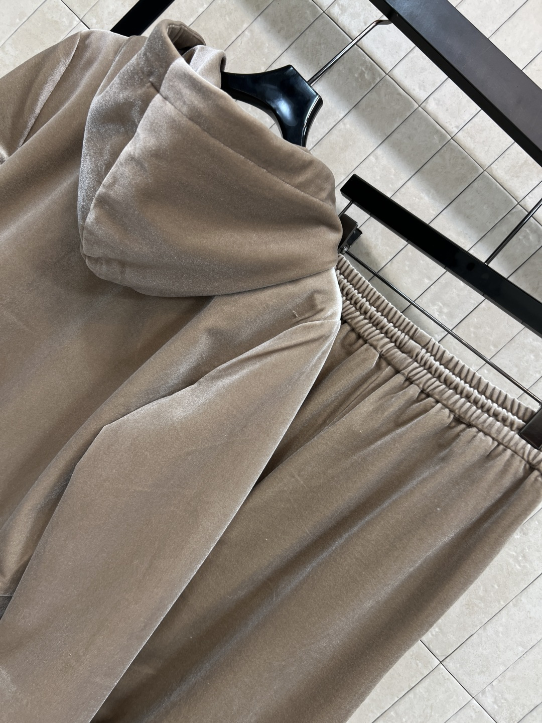 L家 25秋冬新款 徽标连帽丝绒套装 日常休闲运动套装 连帽拉链外套+松紧腰阔腿长裤 一套搭配休闲慵懒超