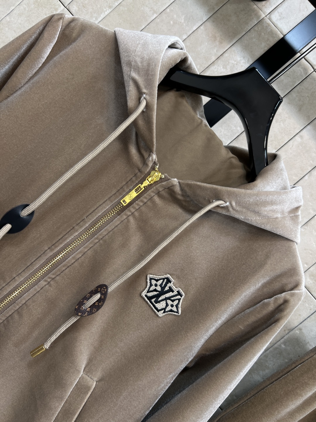 L家 25秋冬新款 徽标连帽丝绒套装 日常休闲运动套装 连帽拉链外套+松紧腰阔腿长裤 一套搭配休闲慵懒超