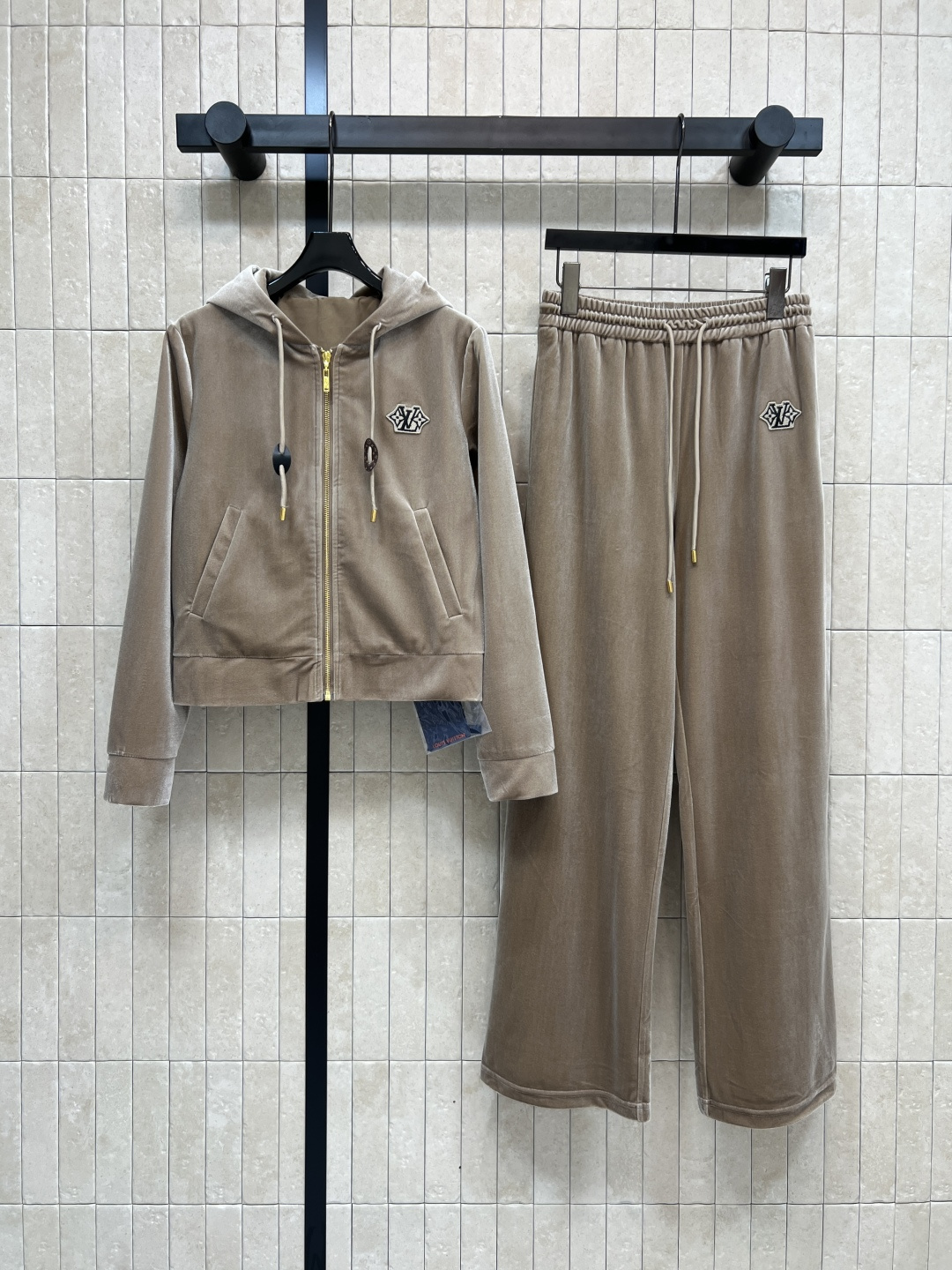 NO:499413,L Home 25 autumn and winter new logo hooded velvet suit Daily casual sports suit Hooded zipper jacket + elastic waist wide-leg trousers One set is casual and lazy and super casual, high and slim, with a fashionable aura, daily wear and casual recommendations, fabrics and details are exquisite, classic brand logo embroidery embroidery on the chest, low-key and luxurious, one set for sale, two colors and three codes Size/S-M-L,,louis vuitton, jackets & coats,hats,alexander wang19860909L家 25秋冬新款 徽标连帽丝绒套装 日常休闲运动套装 连帽拉链外套+松紧腰阔腿长裤 一套搭配休闲慵懒超级随性 显高显瘦绝绝子 自带时髦气场 日常穿搭休闲推荐 面料到细节五金都很精致 胸口经典品牌徽标刺绣点缀 低调又不失奢华感 一套出售 两色三码Size/S-M-L,,louis vuitton,jackets & coats,hats,alexander wang,Women's clothing