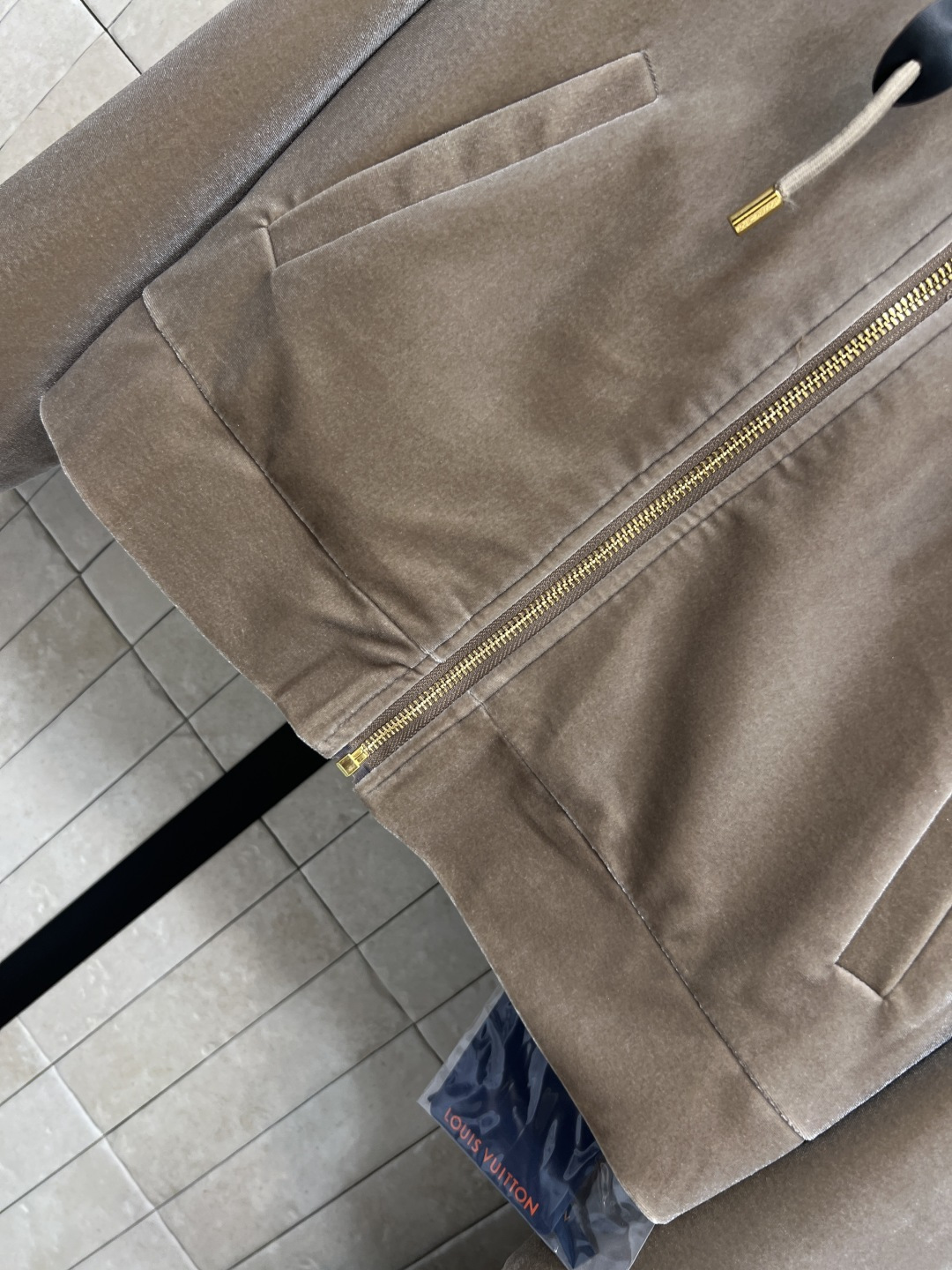 L家 25秋冬新款 徽标连帽丝绒套装 日常休闲运动套装 连帽拉链外套+松紧腰阔腿长裤 一套搭配休闲慵懒超