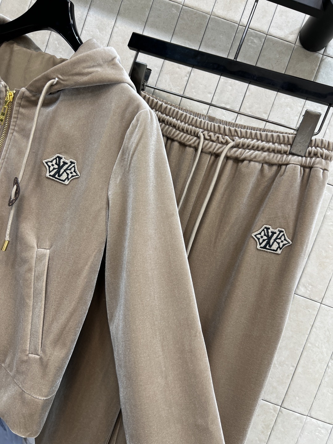 L家 25秋冬新款 徽标连帽丝绒套装 日常休闲运动套装 连帽拉链外套+松紧腰阔腿长裤 一套搭配休闲慵懒超
