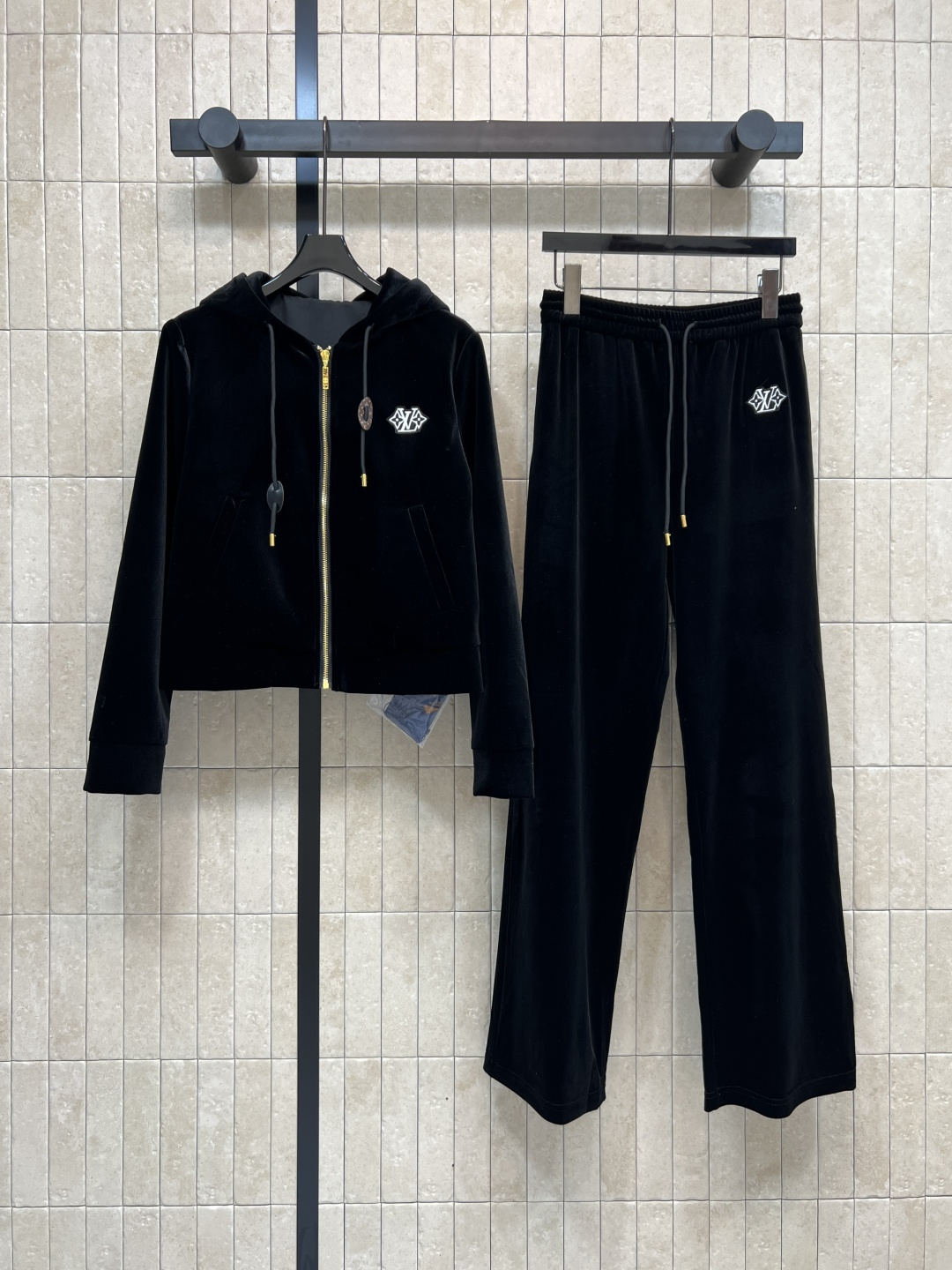 NO:499419,L Home 25 autumn and winter new logo hooded velvet suit Daily casual sports suit Hooded zipper jacket + elastic waist wide-leg trousers One set is casual and lazy and super casual, high and slim, with a fashionable aura, daily wear and casual recommendations, fabrics and details are exquisite, classic brand logo embroidery embroidery on the chest, low-key and luxurious, one set for sale, two colors and three codes Size/S-M-L,,louis vuitton, jackets & coats,hats,alexander wang19860909L家 25秋冬新款 徽标连帽丝绒套装 日常休闲运动套装 连帽拉链外套+松紧腰阔腿长裤 一套搭配休闲慵懒超级随性 显高显瘦绝绝子 自带时髦气场 日常穿搭休闲推荐 面料到细节五金都很精致 胸口经典品牌徽标刺绣点缀 低调又不失奢华感 一套出售 两色三码Size/S-M-L,,louis vuitton,jackets & coats,hats,alexander wang,Women's clothing