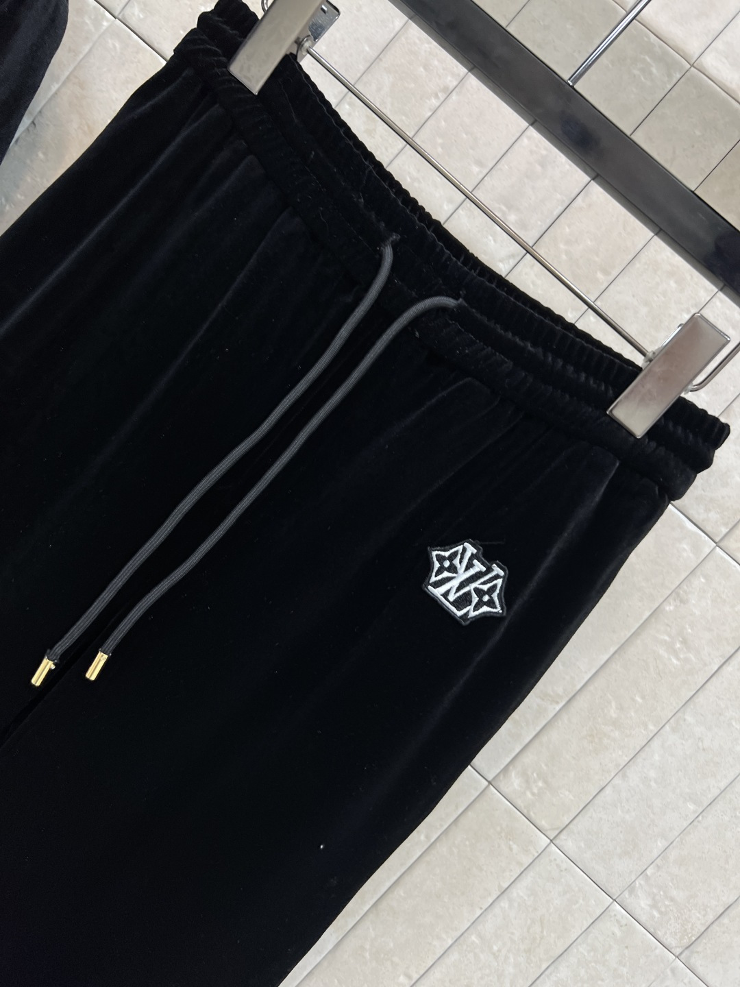 L家 25秋冬新款 徽标连帽丝绒套装 日常休闲运动套装 连帽拉链外套+松紧腰阔腿长裤 一套搭配休闲慵懒超