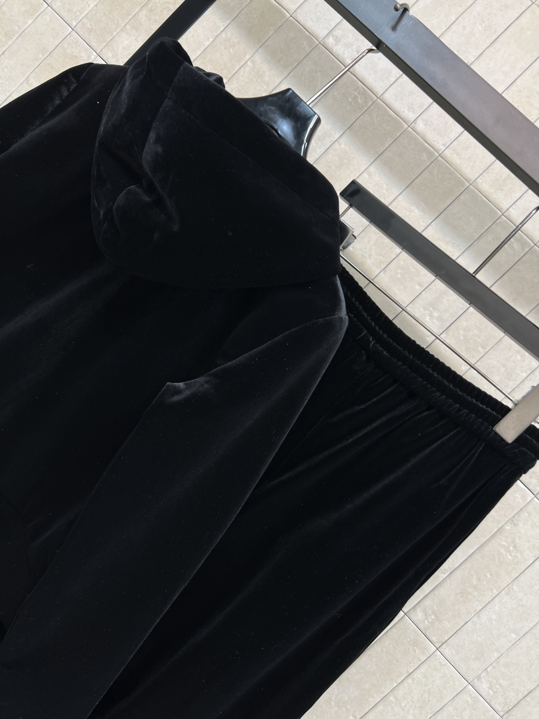 L家 25秋冬新款 徽标连帽丝绒套装 日常休闲运动套装 连帽拉链外套+松紧腰阔腿长裤 一套搭配休闲慵懒超