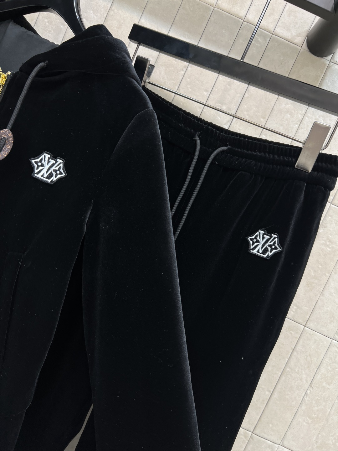 L家 25秋冬新款 徽标连帽丝绒套装 日常休闲运动套装 连帽拉链外套+松紧腰阔腿长裤 一套搭配休闲慵懒超