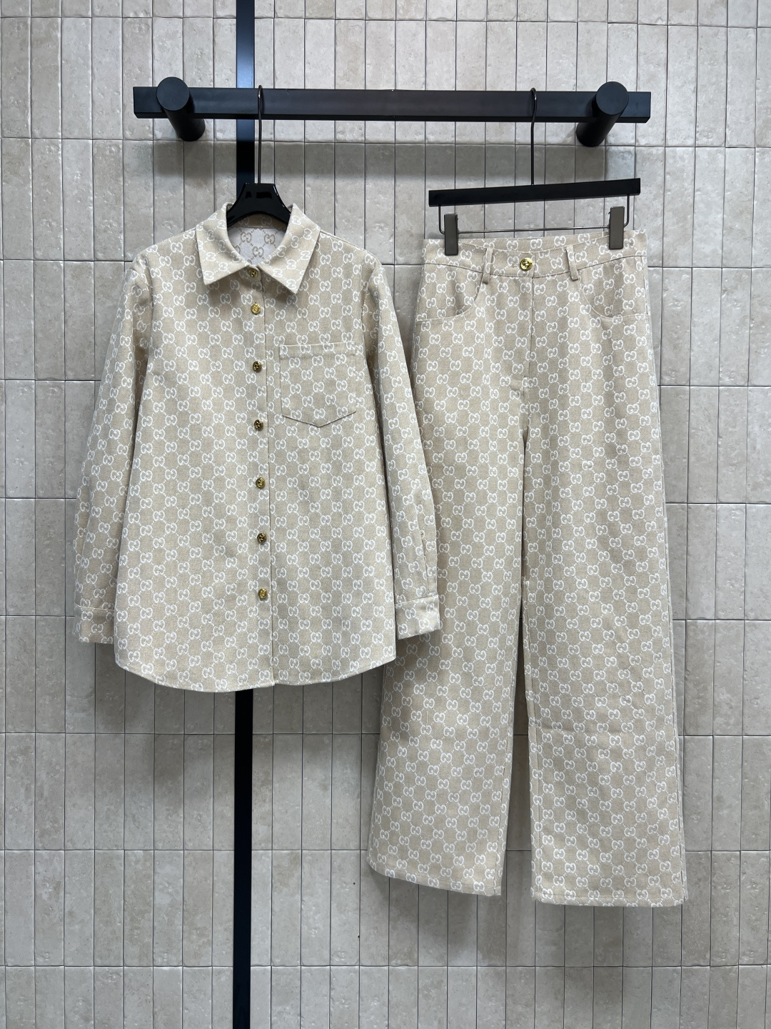 NO:499425,Shirts, trousers, G-home 25 autumn and winter new style, double G jacquard casual suit, lapel GG jacquard shirt, jacquard high waist straight pants, careful high waist, slimming straight style, can be controlled by any figure, classic and atmospheric and fashionable, single pocket design, showing the brand charm, don't miss those who like presbyopia, classic elements create a fashionable and elegant item that never gets tired of wearing loose style, versatile and not picky, good inclusiveness of body shape, must have a daily casual suit, two colors and three codes, Size/S-M-L,,gucci,shirts,alexander wang19860909衬衣 长裤G家25秋冬新款 双G提花休闲套装 翻领GG提花衬衫提花高腰直筒裤 小心机高腰显瘦直筒版型 任何身材都可驾驭 经典又大气时髦 单口袋设计 彰显品牌魅力 喜欢老花的一定不要错过 经典元素打造时髦百穿不厌的气质单品 宽松版型 百搭不挑人 对身材的包容性很好 日常休闲套装必备 两色三码 Size/S-M-L,,gucci,shirts,alexander wang,Women's clothing