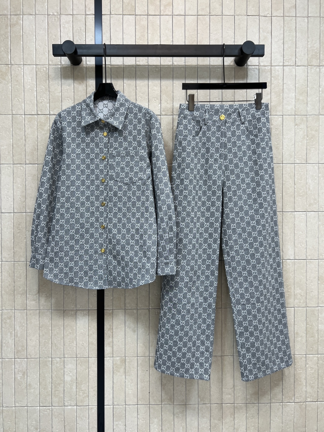 NO:499401,Shirts, trousers, G-home 25 autumn and winter new style, double G jacquard casual suit, lapel GG jacquard shirt, jacquard high waist straight pants, careful high waist, slimming straight style, can be controlled by any figure, classic and atmospheric and fashionable, single pocket design, showing the brand charm, don't miss those who like presbyopia, classic elements create a fashionable and elegant item that never gets tired of wearing loose style, versatile and not picky, good inclusiveness of body shape, must have a daily casual suit, two colors and three codes, Size/S-M-L,,gucci,shirts,alexander wang19860909衬衣 长裤G家25秋冬新款 双G提花休闲套装 翻领GG提花衬衫提花高腰直筒裤 小心机高腰显瘦直筒版型 任何身材都可驾驭 经典又大气时髦 单口袋设计 彰显品牌魅力 喜欢老花的一定不要错过 经典元素打造时髦百穿不厌的气质单品 宽松版型 百搭不挑人 对身材的包容性很好 日常休闲套装必备 两色三码 Size/S-M-L,,gucci,shirts,alexander wang,Women's clothing