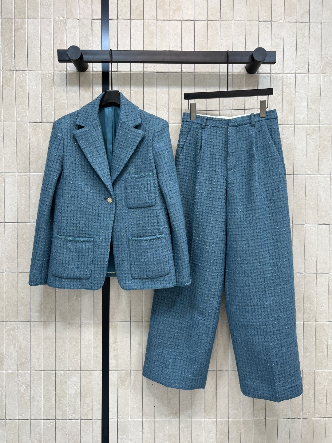 NO:499408,Jacket, trousers, Xiaoxiangjia, 25 autumn and winter new style, peacock green tweed suit, suit jacket + casual pants, customized peacock green textured tweed fabric, textured texture, classic logo button decoration, a set can be easily controlled for various occasions, daily work, attending parties is also a visual focus, age-reducing girl is cool and high-end, the details are very well-made, one color three codes,, chanel, jackets & coats, business suit, alexander wang19860909外套 长裤小香家 25秋冬新款 孔雀绿粗花呢套装 西装外套+休闲裤 定制孔雀绿肌理感粗呢面料 带有纹理的质感 经典logo纽扣装饰 一套搭配各种场合都能轻松驾驭 日常工作 参加聚会也是秒抓视觉焦点 减龄少女又飒又高级感 细节做工很到位 一色三码,,chanel,jackets & coats,business suit,alexander wang,Women's clothing