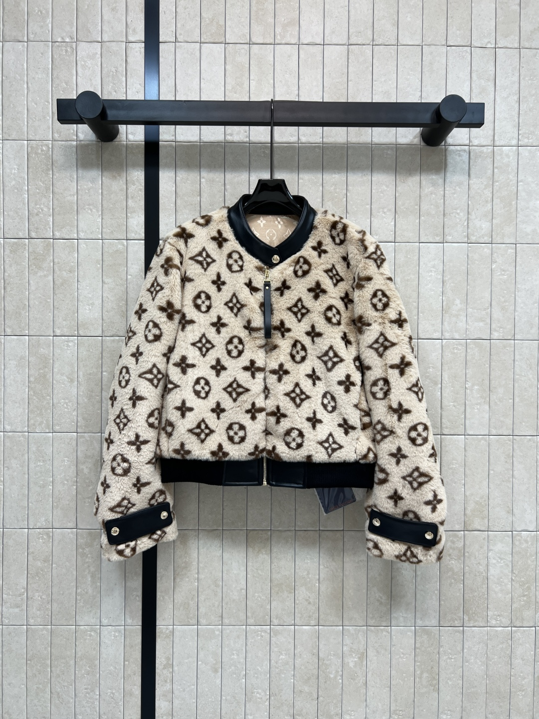 NO:499411,L's 25 autumn and winter new style, presbyterian fleece jacket, small stand collar spliced ​​leather edging design, hem thread waist-hugging, custom presbyterian fleece fabric, handsome, versatile and slimming on the upper body, classic presbyterian pattern lining, full of high-end sense, lazy, casual and slimming on the flesh, sense of detail online, one color, three codes Size/S-M-L,,louis vuitton, jackets & coats, jackets & coats, alexander wang19860909L家 25秋冬新款 老花摇粒绒夹克外套 小立领拼接皮革包边设计 衣摆螺纹收腰 定制老花摇粒绒面料 上身帅气百搭又显瘦 经典老花图案内衬 高级感满满 慵懒随意又藏肉显瘦 细节感在线 一色三码 Size/S-M-L,,louis vuitton,jackets & coats,jackets & coats,alexander wang,Women's clothing