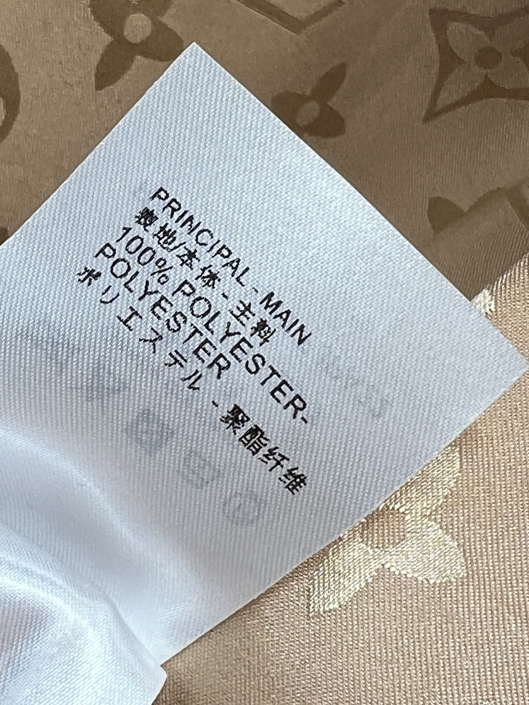 L家 25秋冬新款 老花摇粒绒夹克外套 小立领拼接皮革包边设计 衣摆螺纹收腰 定制老花摇粒绒面料 上身帅