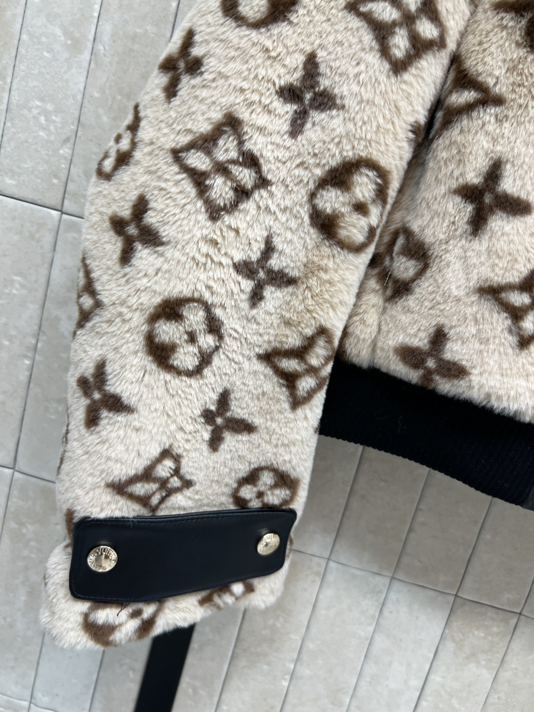 L家 25秋冬新款 老花摇粒绒夹克外套 小立领拼接皮革包边设计 衣摆螺纹收腰 定制老花摇粒绒面料 上身帅