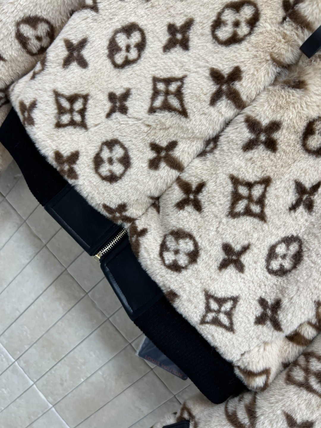 L家 25秋冬新款 老花摇粒绒夹克外套 小立领拼接皮革包边设计 衣摆螺纹收腰 定制老花摇粒绒面料 上身帅