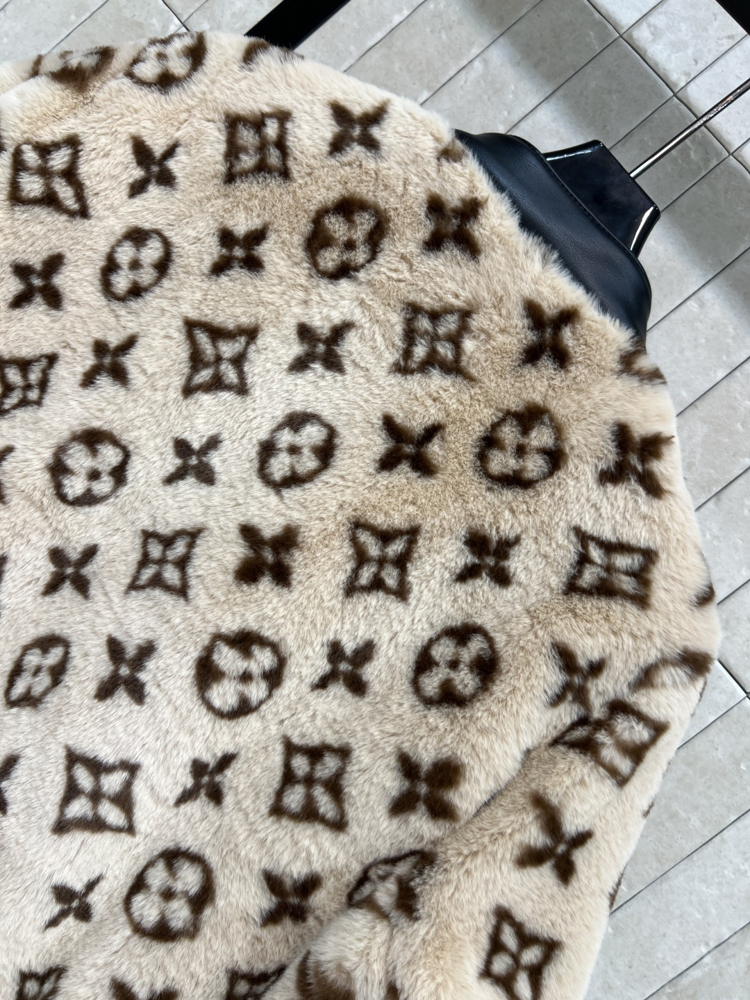 L家 25秋冬新款 老花摇粒绒夹克外套 小立领拼接皮革包边设计 衣摆螺纹收腰 定制老花摇粒绒面料 上身帅