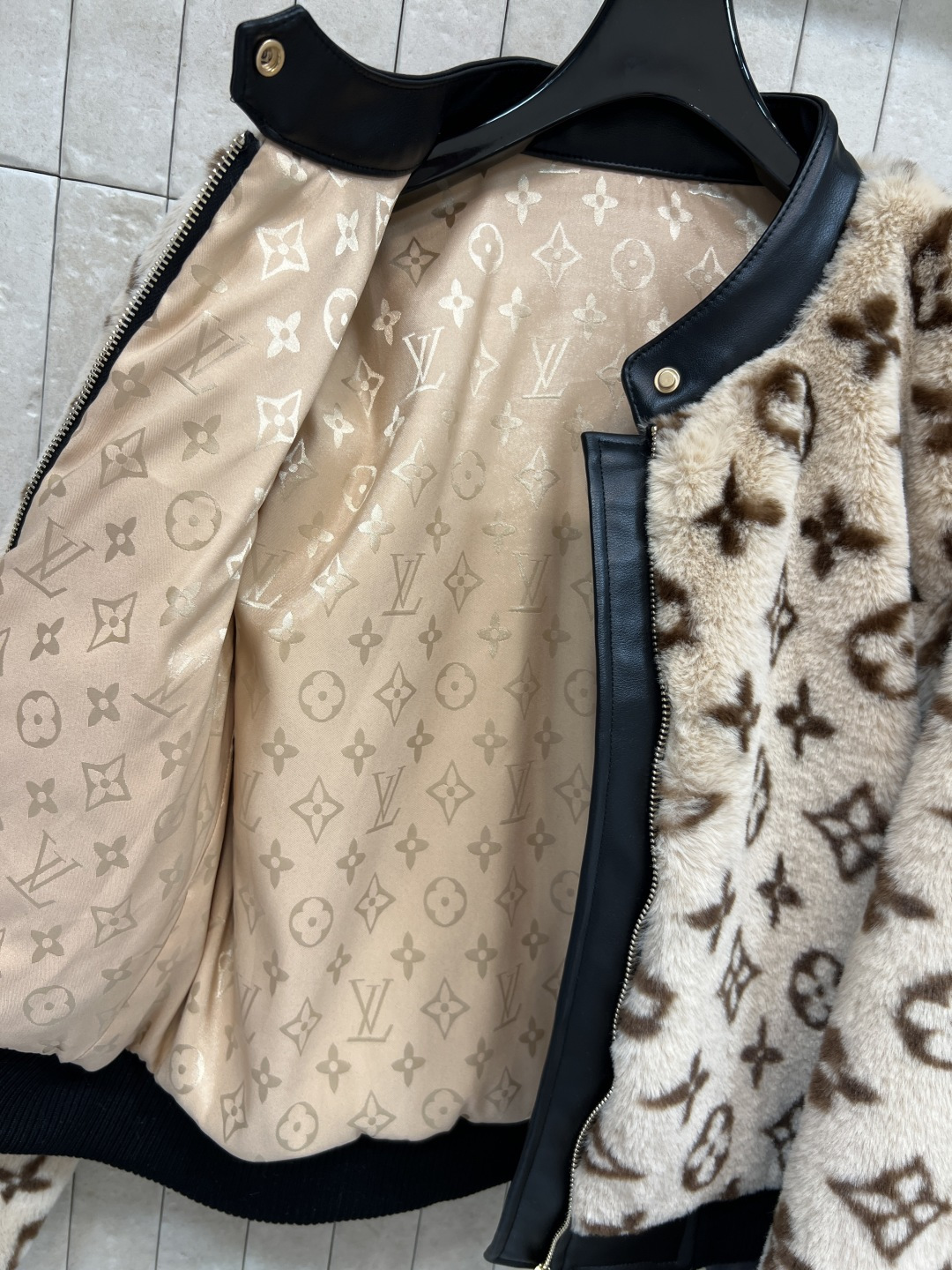 L家 25秋冬新款 老花摇粒绒夹克外套 小立领拼接皮革包边设计 衣摆螺纹收腰 定制老花摇粒绒面料 上身帅