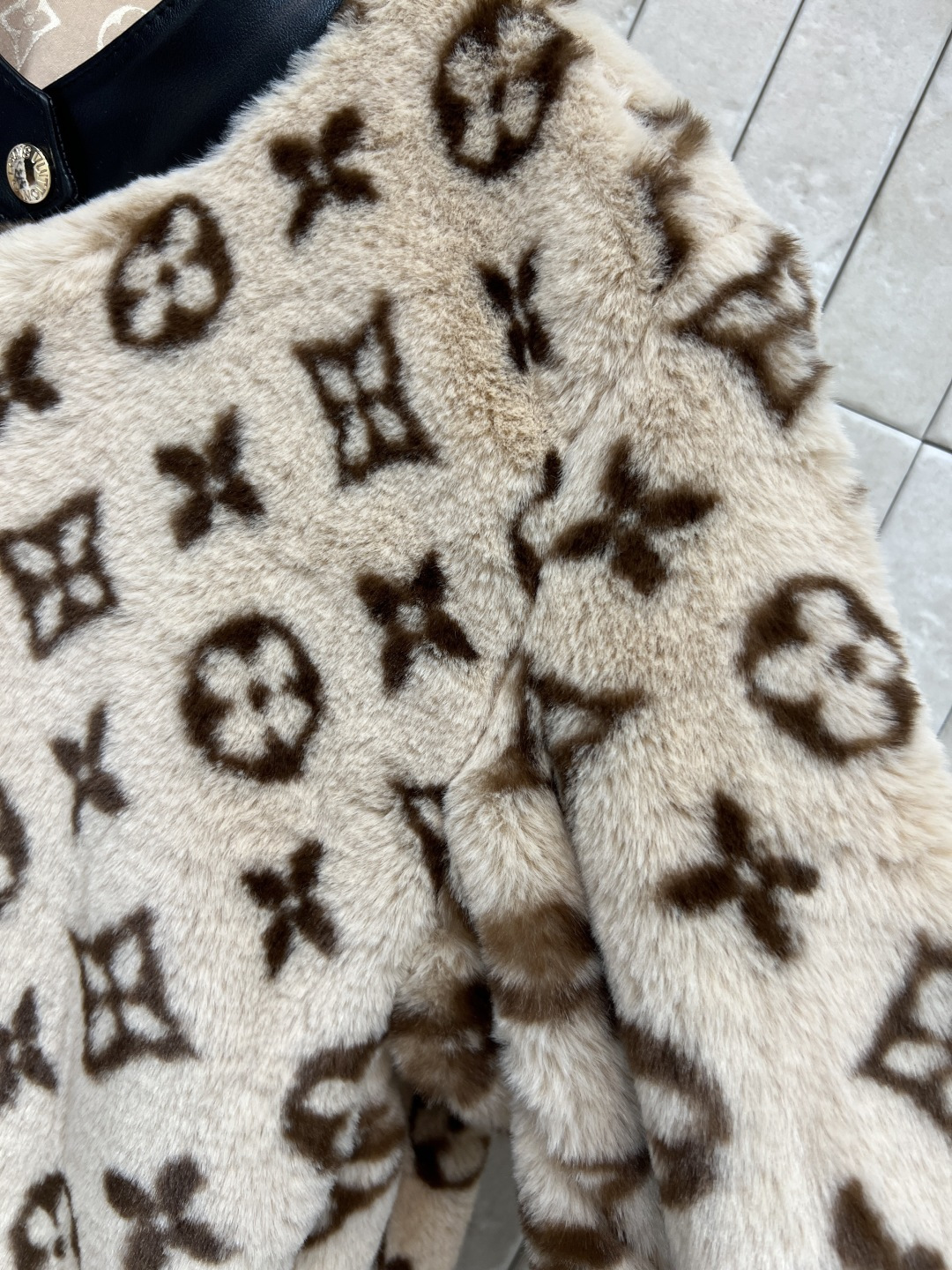 L家 25秋冬新款 老花摇粒绒夹克外套 小立领拼接皮革包边设计 衣摆螺纹收腰 定制老花摇粒绒面料 上身帅