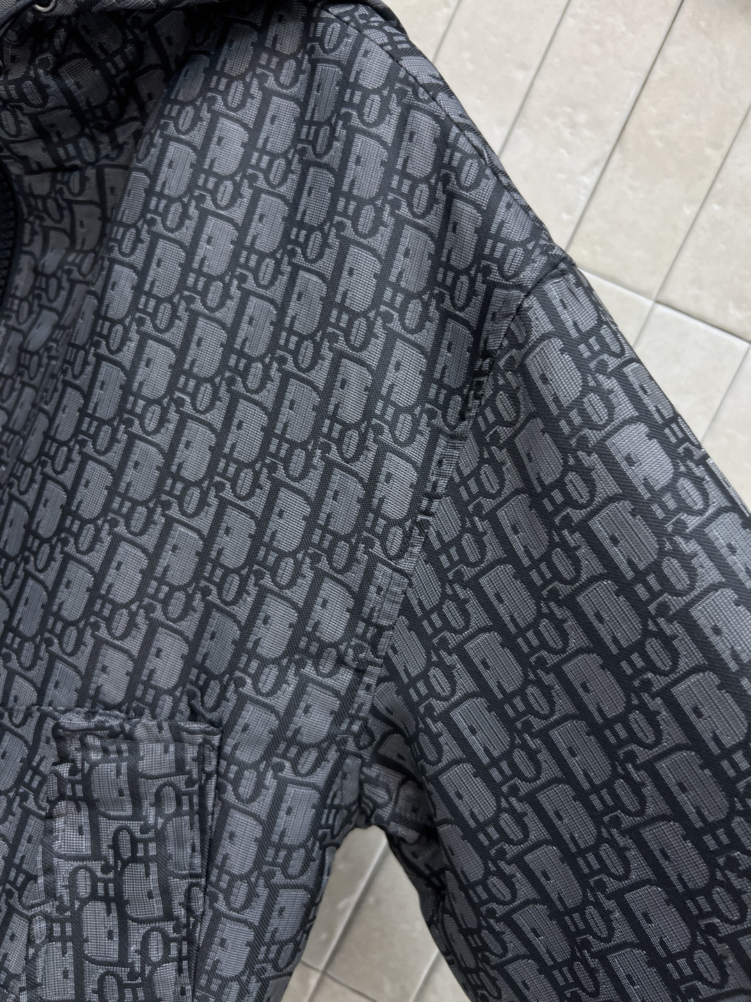 D家 25秋冬新款 老花暗纹提花系列 连帽机能扣外套+连帽夹克外套+搭片裤裙+休闲裤 经典的灰黑色运动风