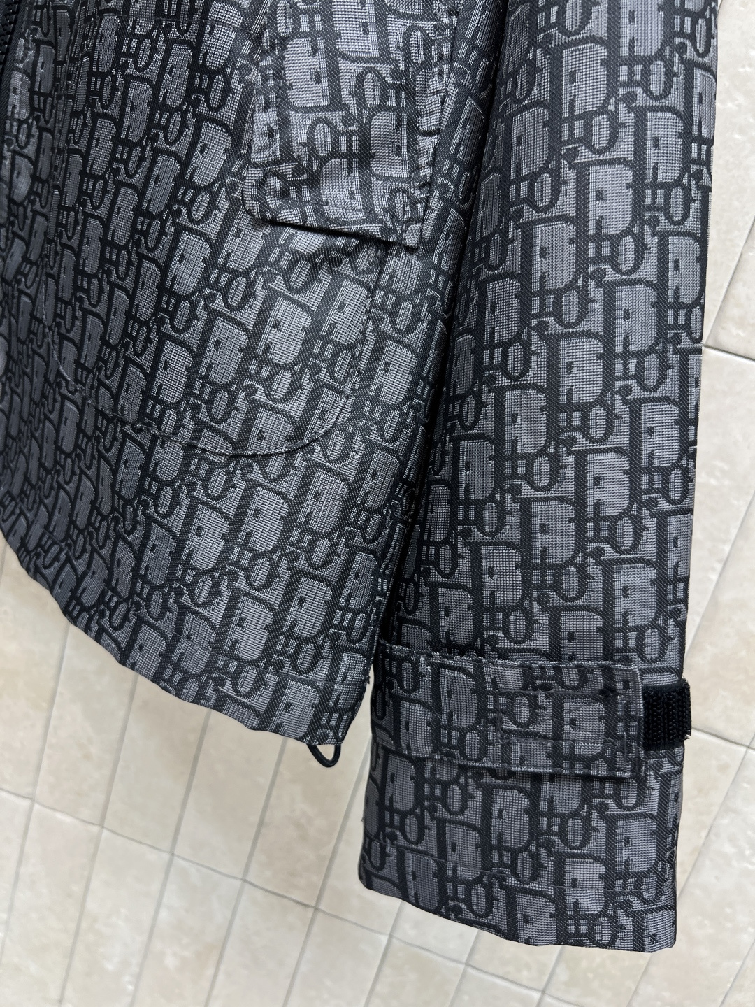 D家 25秋冬新款 老花暗纹提花系列 连帽机能扣外套+连帽夹克外套+搭片裤裙+休闲裤 经典的灰黑色运动风