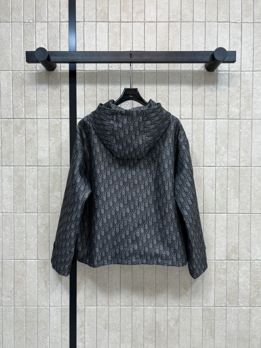 D家 25秋冬新款 老花暗纹提花系列 连帽机能扣外套+连帽夹克外套+搭片裤裙+休闲裤 经典的灰黑色运动风