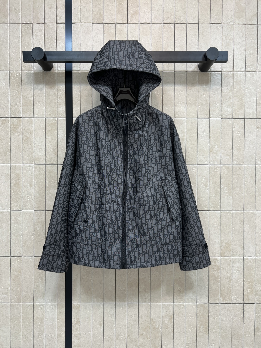 D家 25秋冬新款 老花暗纹提花系列 连帽机能扣外套+连帽夹克外套+搭片裤裙+休闲裤 经典的灰黑色运动风