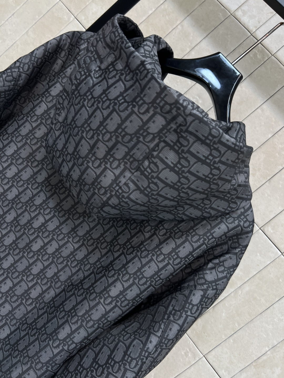 D家 25秋冬新款 老花暗纹提花系列 连帽机能扣外套+连帽夹克外套+搭片裤裙+休闲裤 经典的灰黑色运动风