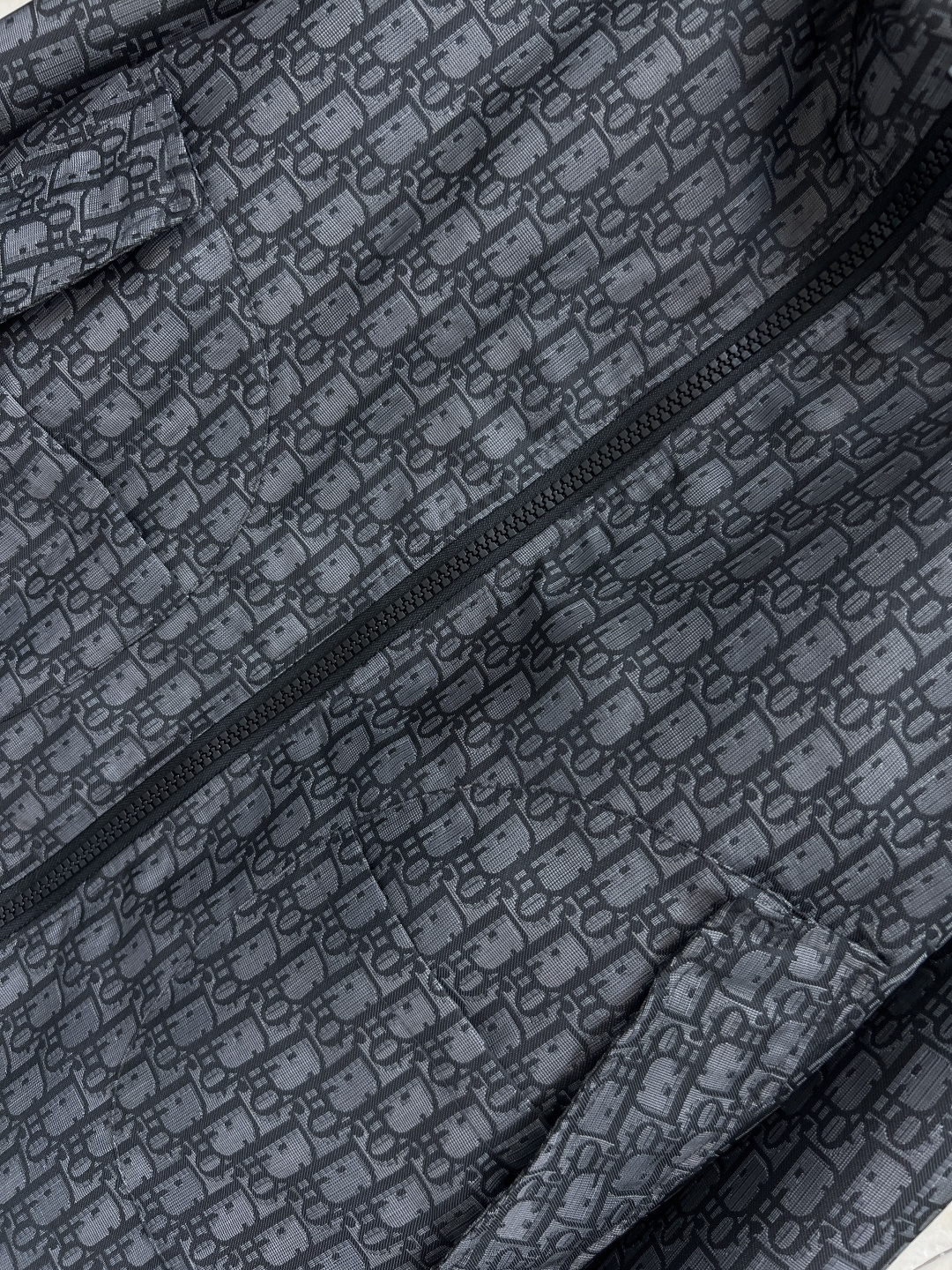 D家 25秋冬新款 老花暗纹提花系列 连帽机能扣外套+连帽夹克外套+搭片裤裙+休闲裤 经典的灰黑色运动风