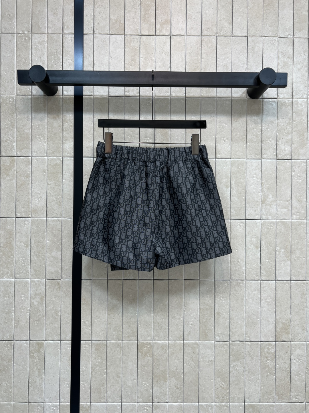 D家 25秋冬新款 老花暗纹提花系列 连帽机能扣外套+连帽夹克外套+搭片裤裙+休闲裤 经典的灰黑色运动风