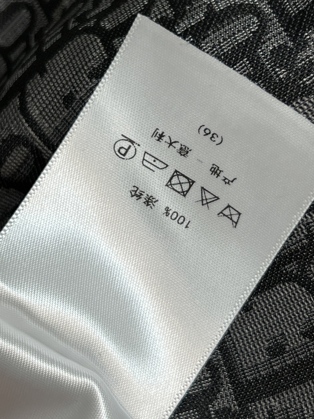 D家 25秋冬新款 老花暗纹提花系列 连帽机能扣外套+连帽夹克外套+搭片裤裙+休闲裤 经典的灰黑色运动风