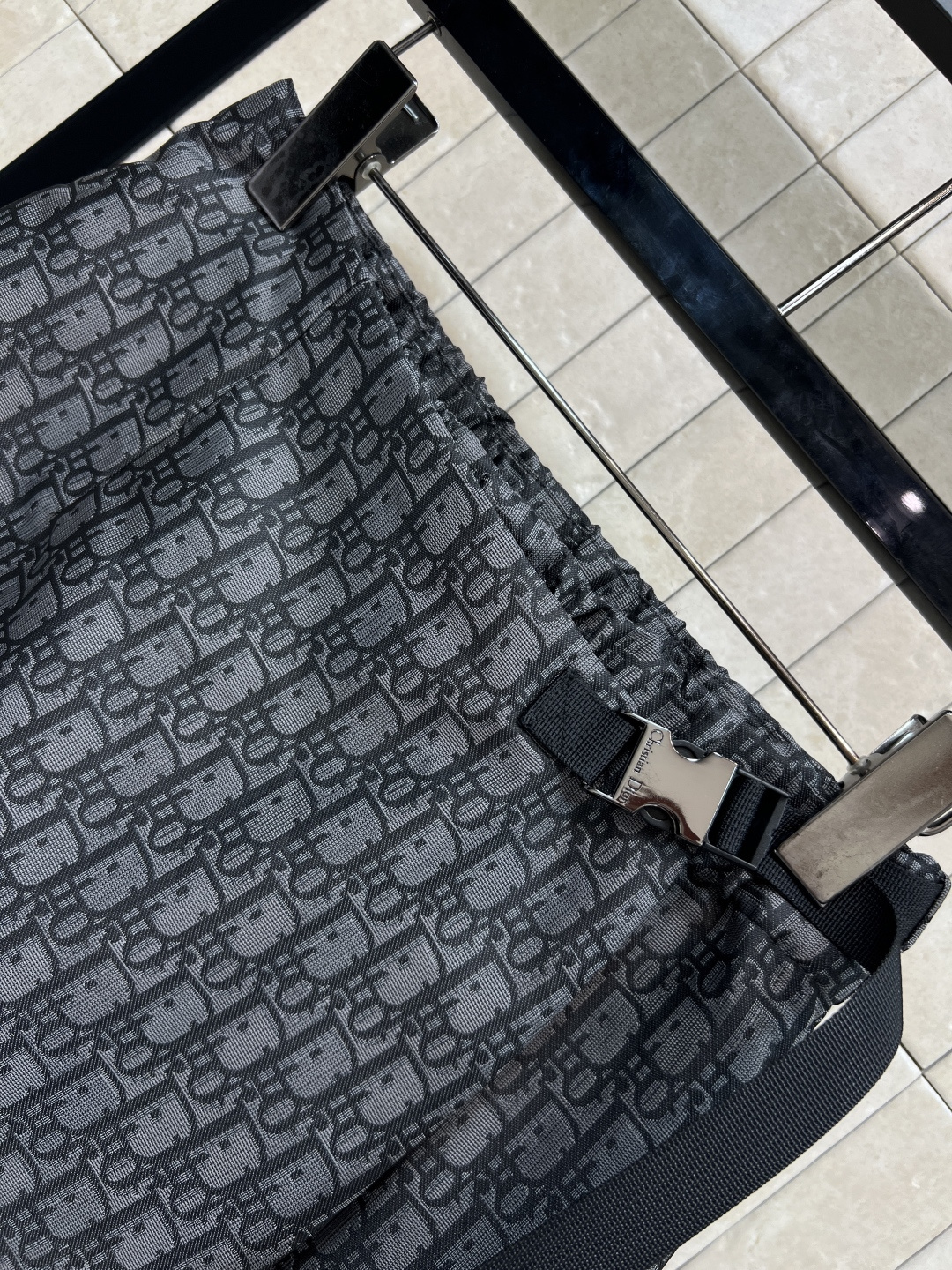 D家 25秋冬新款 老花暗纹提花系列 连帽机能扣外套+连帽夹克外套+搭片裤裙+休闲裤 经典的灰黑色运动风