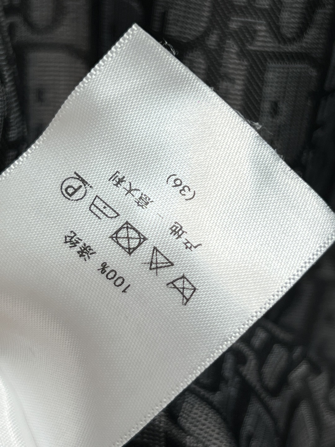 D家 25秋冬新款 老花暗纹提花系列 连帽机能扣外套+连帽夹克外套+搭片裤裙+休闲裤 经典的灰黑色运动风