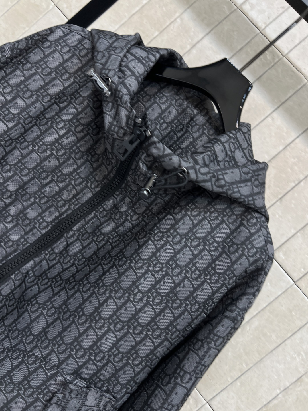 D家 25秋冬新款 老花暗纹提花系列 连帽机能扣外套+连帽夹克外套+搭片裤裙+休闲裤 经典的灰黑色运动风