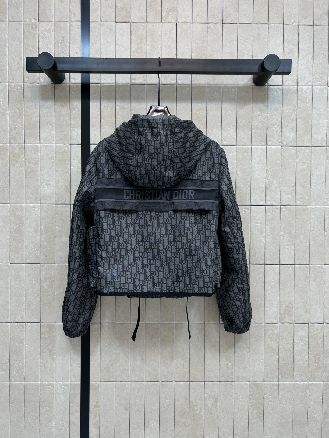 D家 25秋冬新款 老花暗纹提花系列 连帽机能扣外套+连帽夹克外套+搭片裤裙+休闲裤 经典的灰黑色运动风