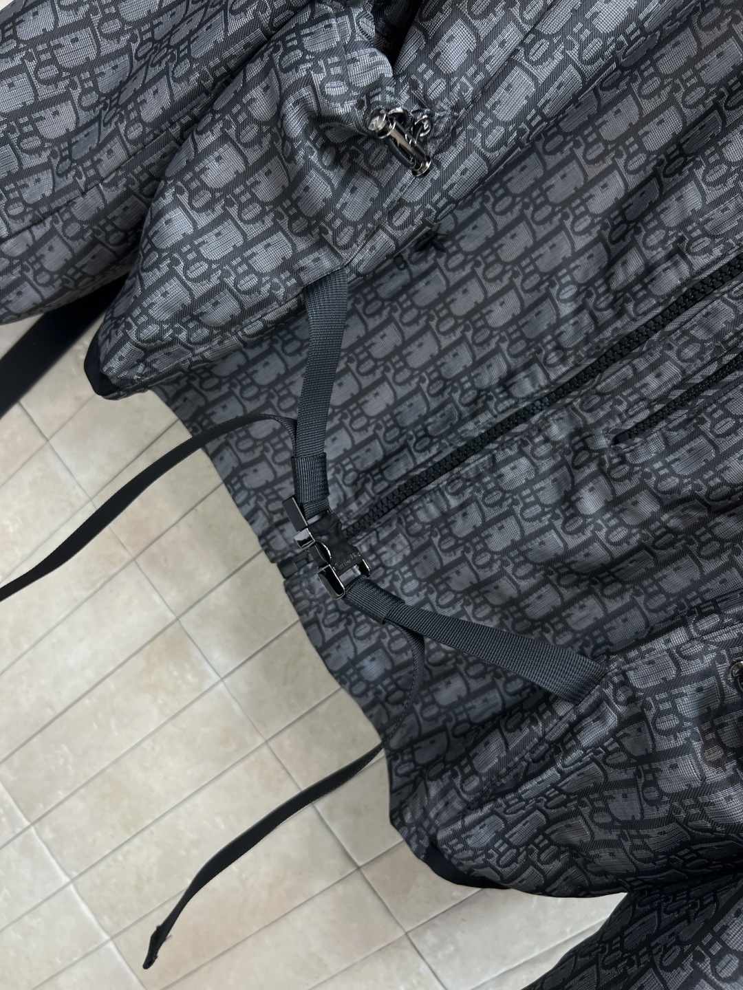 D家 25秋冬新款 老花暗纹提花系列 连帽机能扣外套+连帽夹克外套+搭片裤裙+休闲裤 经典的灰黑色运动风