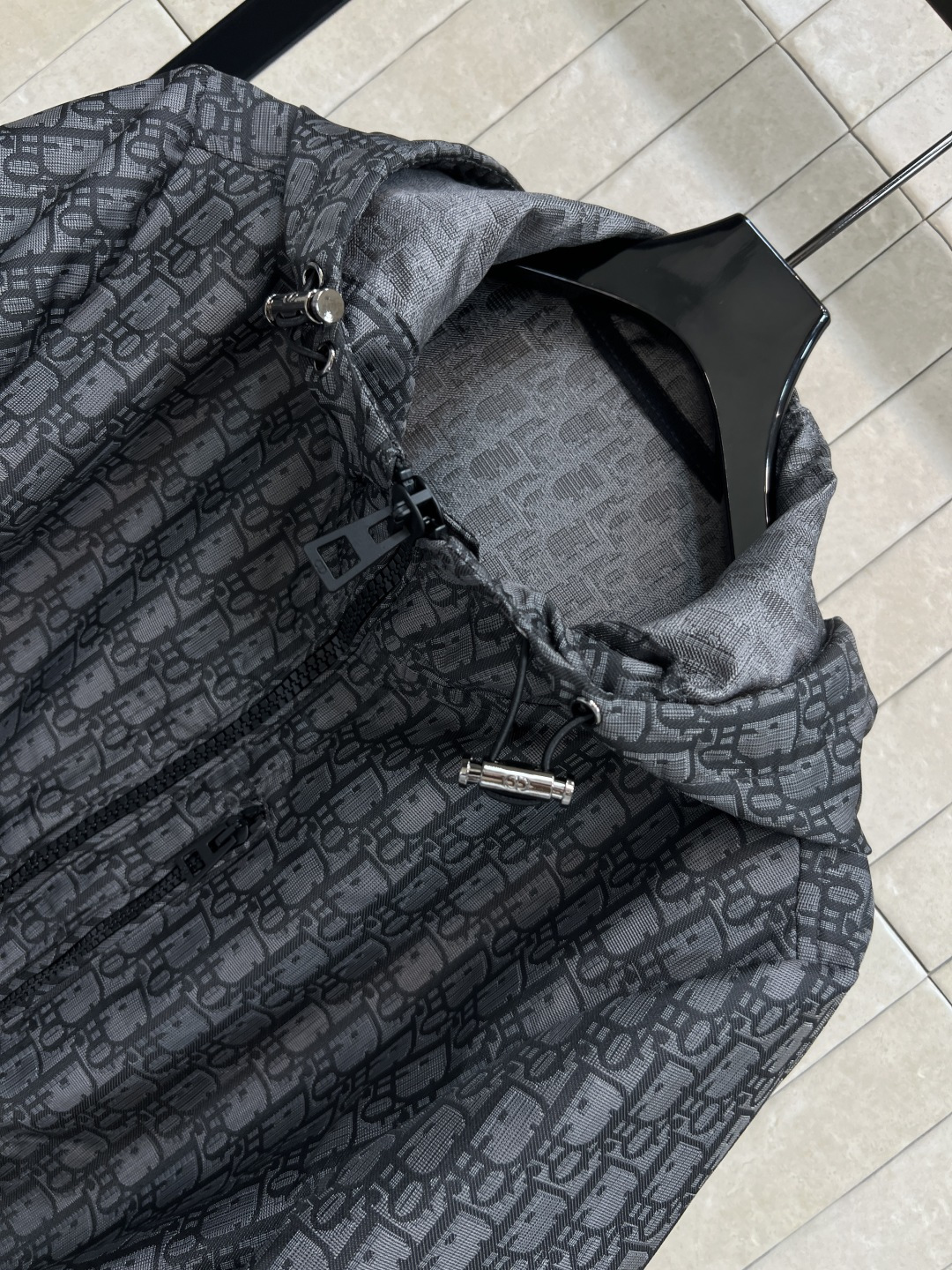 D家 25秋冬新款 老花暗纹提花系列 连帽机能扣外套+连帽夹克外套+搭片裤裙+休闲裤 经典的灰黑色运动风