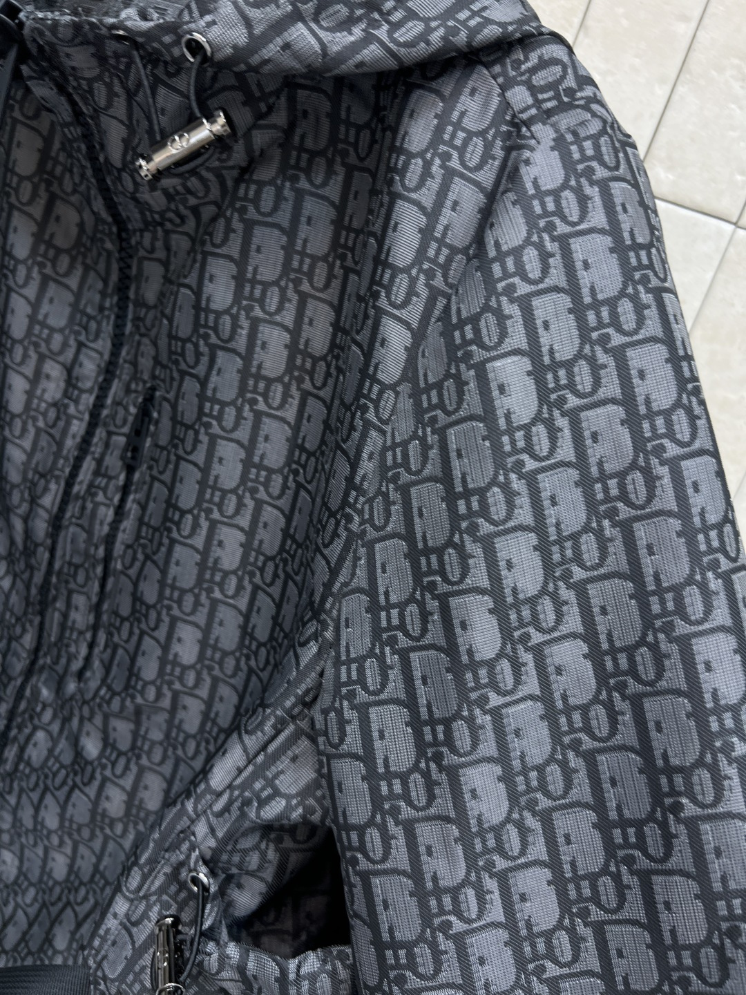 D家 25秋冬新款 老花暗纹提花系列 连帽机能扣外套+连帽夹克外套+搭片裤裙+休闲裤 经典的灰黑色运动风