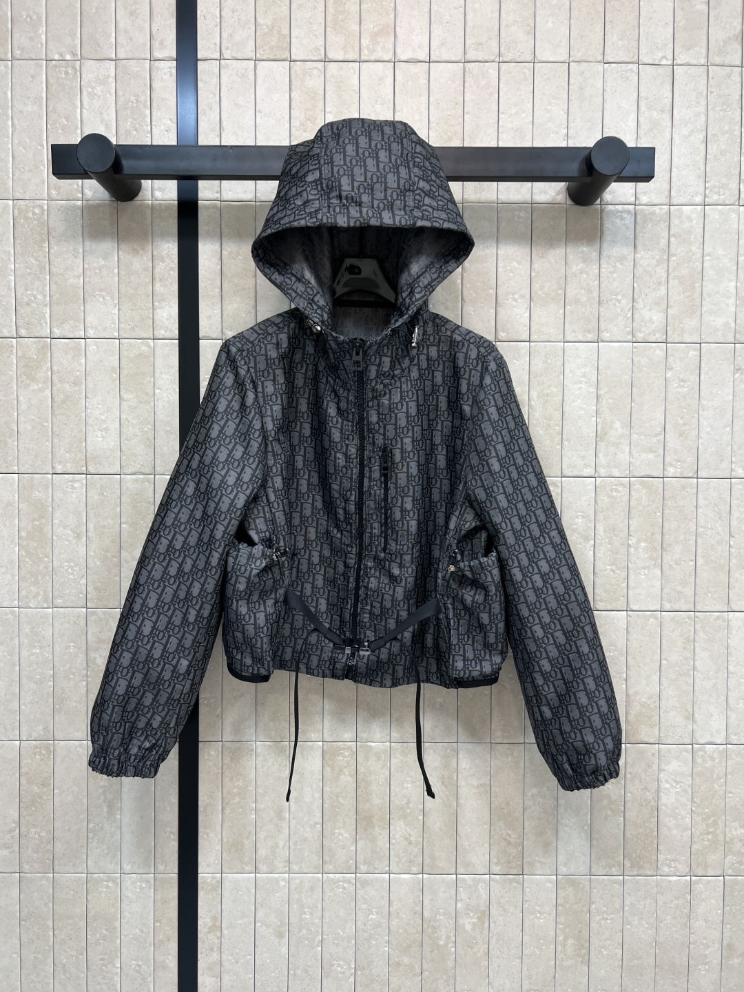D家 25秋冬新款 老花暗纹提花系列 连帽机能扣外套+连帽夹克外套+搭片裤裙+休闲裤 经典的灰黑色运动风